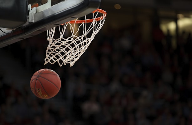 篮球运动员扣篮精彩瞬间 - NBA季后赛分析